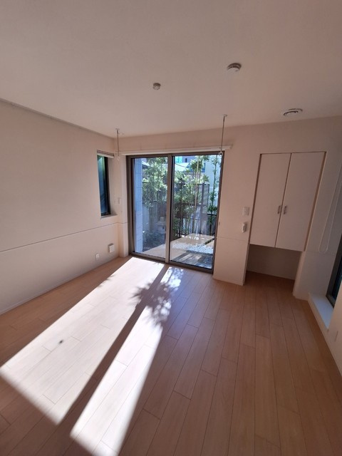 Rosy Residence Shirokaneの居間・リビング|★明るいフローリングの角部屋です★