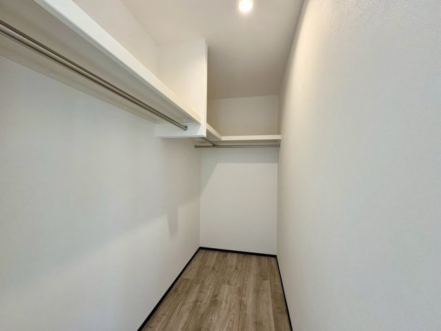 「LDK18帖超の和室付」高知市高見町2号地　新築一戸建ての収納|大容量ウォークインクローゼット。衣類や季節用品もすっきり収納できます。