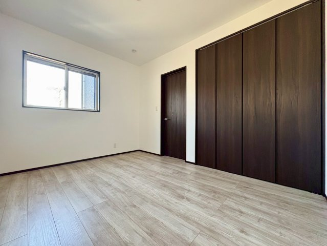 「LDK18帖超の和室付」高知市高見町2号地　新築一戸建ての洋室|大容量クローゼット付きで収納充実。家具の配置もしやすい洋室です。