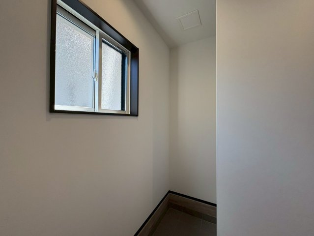 「LDK18帖超の和室付」高知市高見町2号地　新築一戸建ての玄関|玄関横の土間収納。ベビーカーやアウトドア用品もすっきり収納できます。