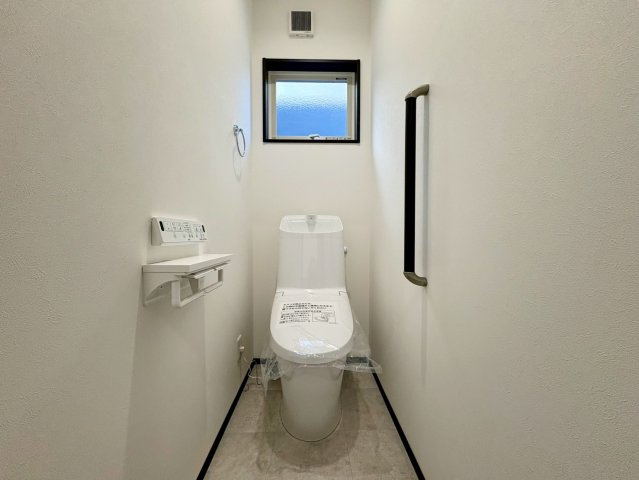 「LDK18帖超の和室付」高知市高見町2号地　新築一戸建てのトイレ|温水洗浄便座付きトイレ。窓付きで明るく、いつでも快適な空間です。
