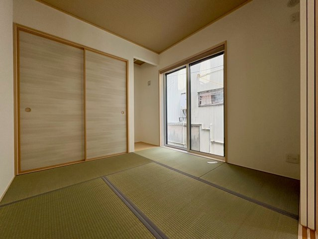 「LDK18帖超の和室付」高知市高見町2号地　新築一戸建ての和室|リビング横の和室は、お子さまの遊び場や客間としても便利な空間です。