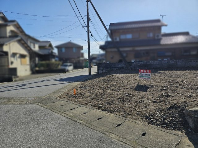 小学校近くの角地の前面道路含む現地写真