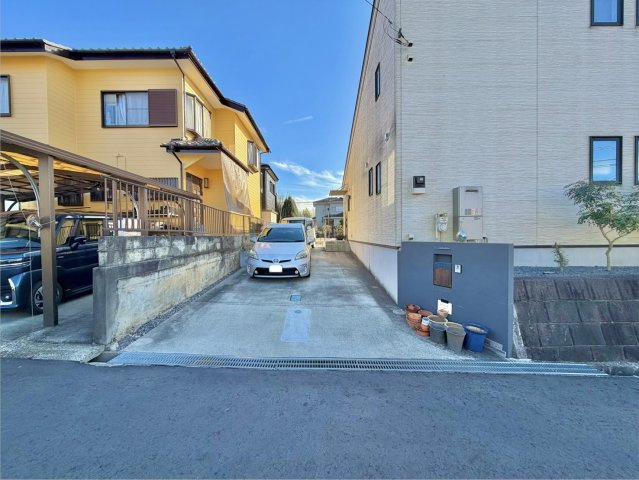 牛久市小坂町中古物件の駐車場