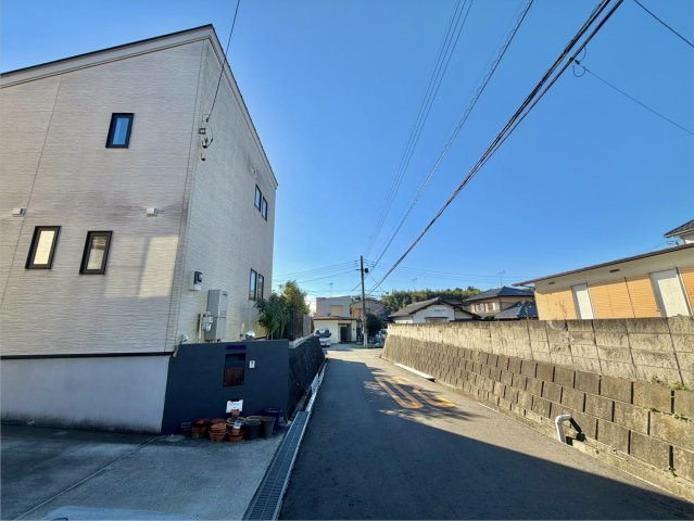 牛久市小坂町中古物件の前面道路含む現地写真