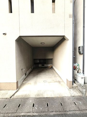 ◆南東向き３階建て５ＬＤＫ＆駐車スペース有り◆全居室収納付き◆山科区勧修寺西栗栖町◆の駐車場|車庫