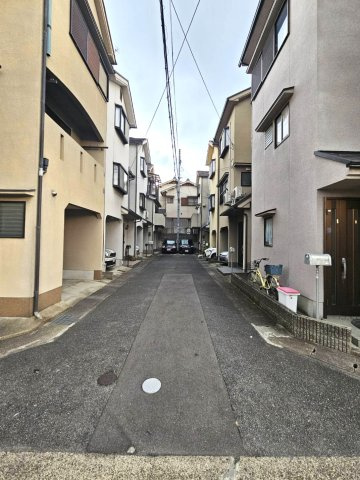 ◆南東向き３階建て５ＬＤＫ＆駐車スペース有り◆全居室収納付き◆山科区勧修寺西栗栖町◆の前面道路含む現地写真|前道