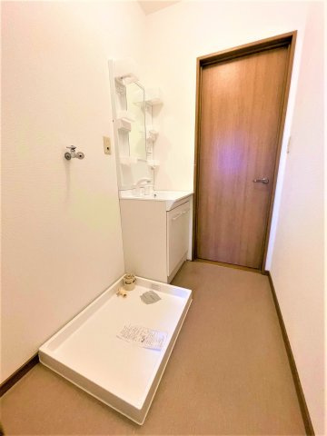 プロヴァンスⅡの洗面所|ゆったりとスペースのある洗面所※同タイプのお部屋になります。