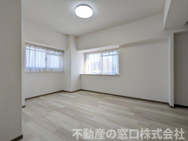 【洋室】 | グリーンマンションラフィネ春日 | 洋室は２面採光。明るいカラーのクロス、床も相まって明るい室内を演出してくれます♪