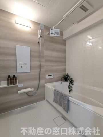 【浴室】 | グリーンマンションラフィネ春日 | 浴室には、カビ防止、冬場のヒートショック対策、雨の日の洗濯物干し等に重宝する、浴室暖房乾燥機付き♪
※画像内の家具、調度品などは含まれません。