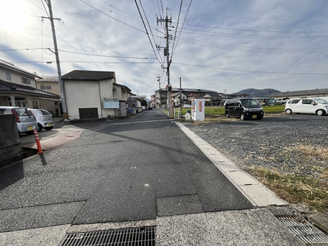 津山市二宮　売土地99坪の前面道路含む現地写真