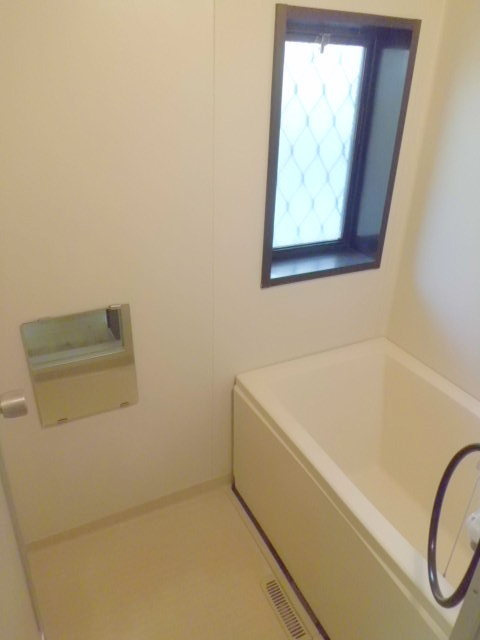 シティハイム　ウェルネスＣの浴室|窓のある追焚機能付きバスルーム