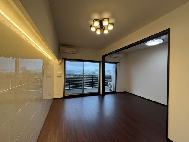 プレジオ三国ASIANの居間・リビング