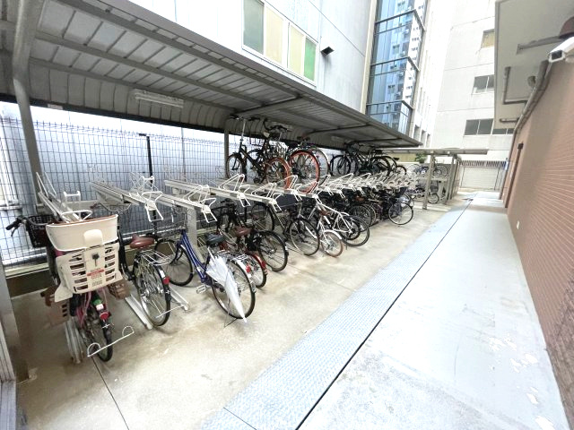 クロスレジデンス大阪新町の駐車場