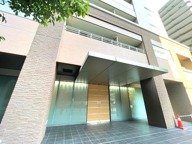 クロスレジデンス大阪新町のエントランス