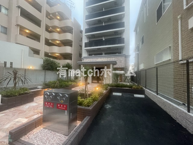 プレジオ西中島ASIANの駐車場