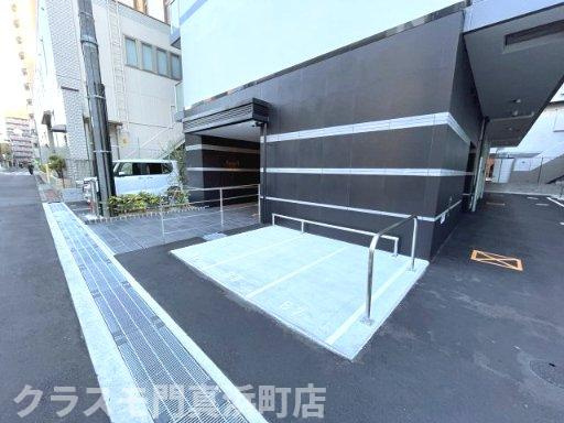 アルティザ江坂の駐車場