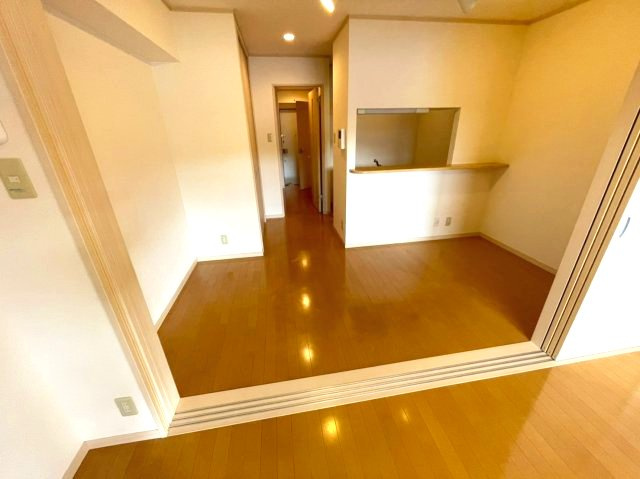 アンジェリーク磐船の居間・リビング|同建物反転タイプを表示しています