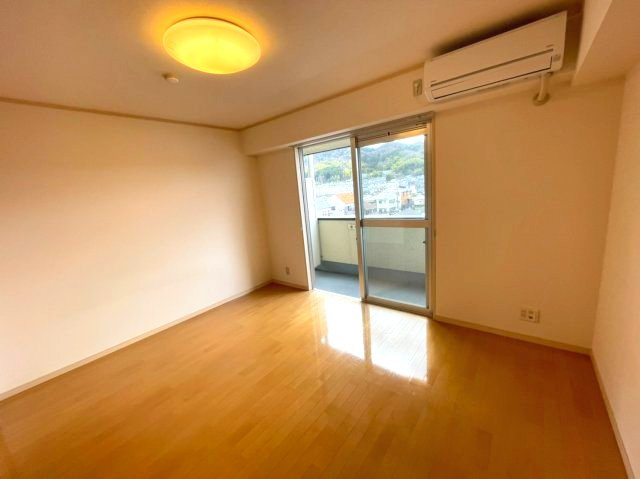 アンジェリーク磐船の洋室|同建物反転タイプを表示しています