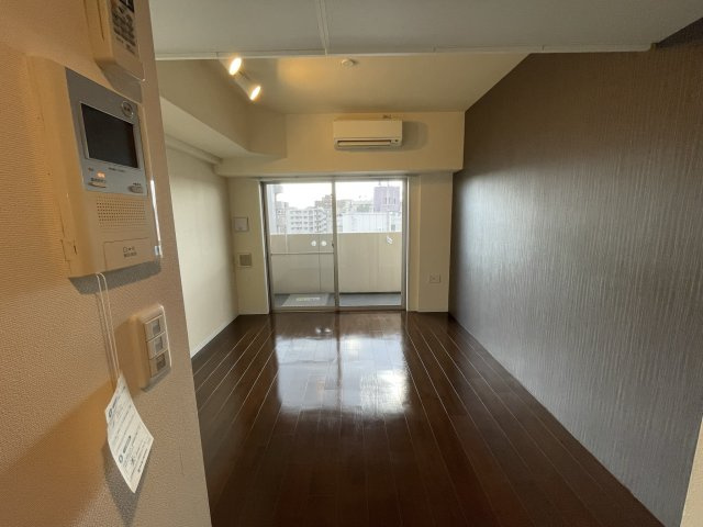 SERENiTE江坂四番館の居間・リビング