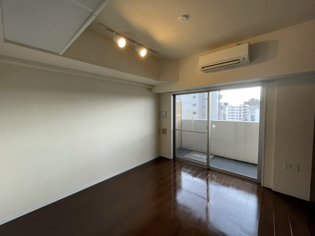 SERENiTE江坂四番館の居間・リビング