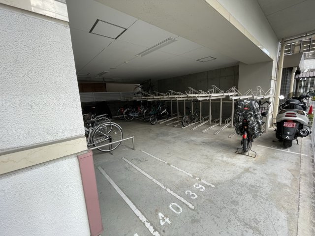 SERENiTE江坂四番館の駐車場