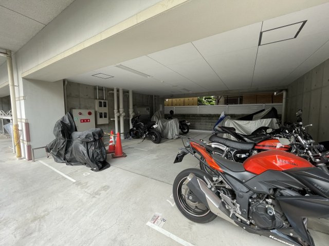 SERENiTE江坂四番館の駐車場