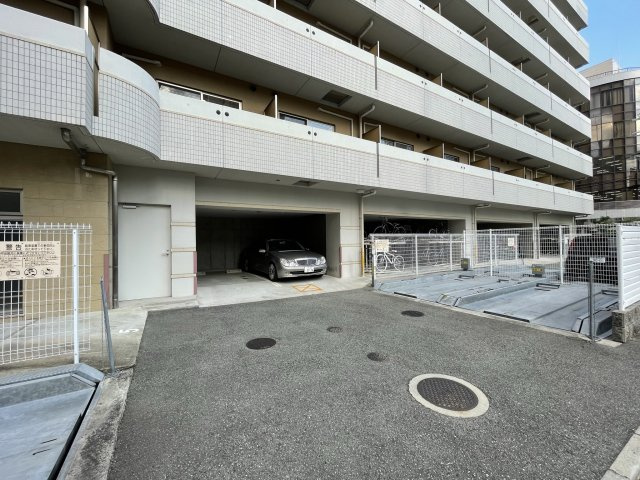 SERENiTE江坂四番館の駐車場