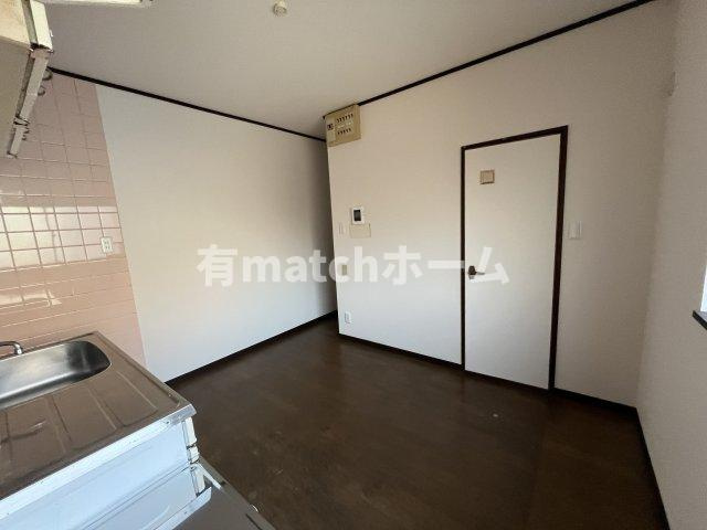 寝屋川市春日町店舗付き住宅の居間・リビング