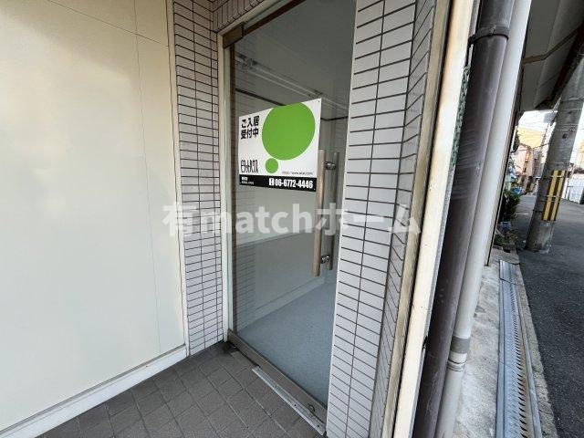 寝屋川市春日町店舗付き住宅のエントランス