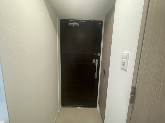 S-RESIDENCE高井田beletaの玄関|写真は、他部屋の反転間取りです(現況優先)
