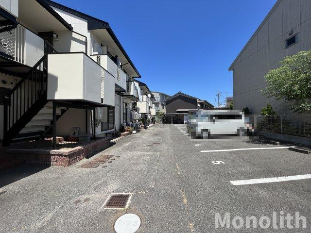 ロイヤルシャルム米田の駐車場