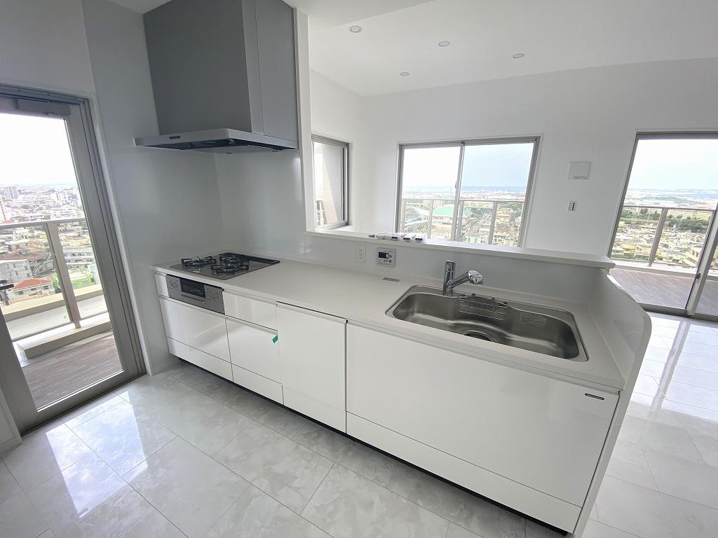 ミルコマンション上地シー＆ベースビューの居間・リビング