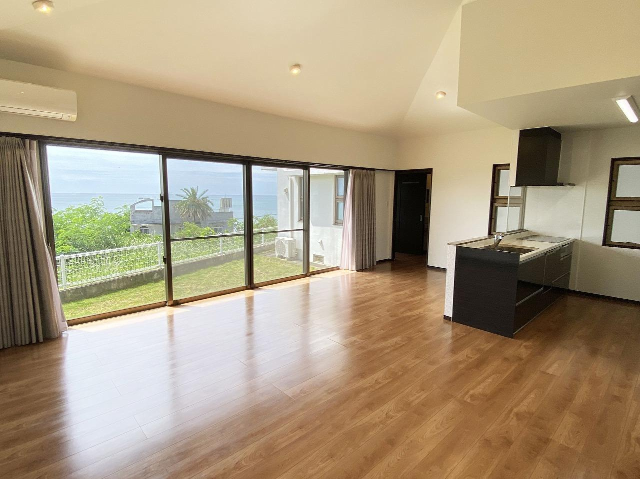 南城市海が見える戸建て賃貸の外観|リビングからもオーシャンビューが望めます。