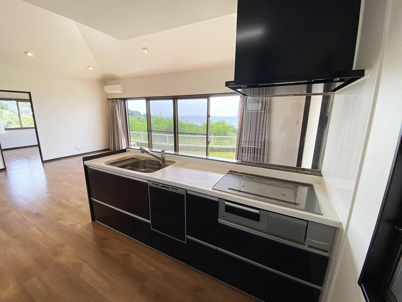 南城市海が見える戸建て賃貸のキッチン|食洗機付きIHコンロのシステムキッチン