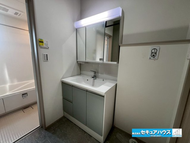 【今からご案内♪】東海市大田町天尾崎　全4棟の独立洗面台|【洗面台】
◆鏡の裏にはたっぷりと収納スペースを標準装備！
◆電源を付属しているのでドライヤーなど利用できます。