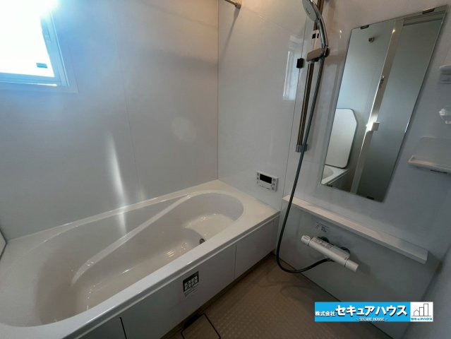 【今からご案内♪】東海市大田町天尾崎　全4棟の浴室|【浴室】
◆アクセントパネルで落ち着きのある雰囲気を演出します。毎日の疲れを癒やすバスタイムをお楽しみ下さい！
◆窓付きで、カビの繁殖を抑える効果があります。