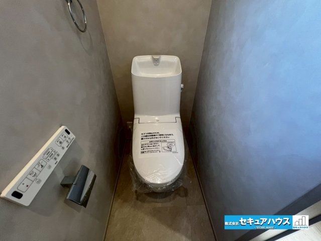 【今からご案内♪】東海市大田町天尾崎　全4棟のトイレ|【高機能トイレ】
◆高機能トイレの多くは便器のフタの開閉が自動であり、使用後に手動で水を流す面倒もなく非常に便利です。スタイリッシュな見た目で、お掃除しやすく、節水効果が高いです。
