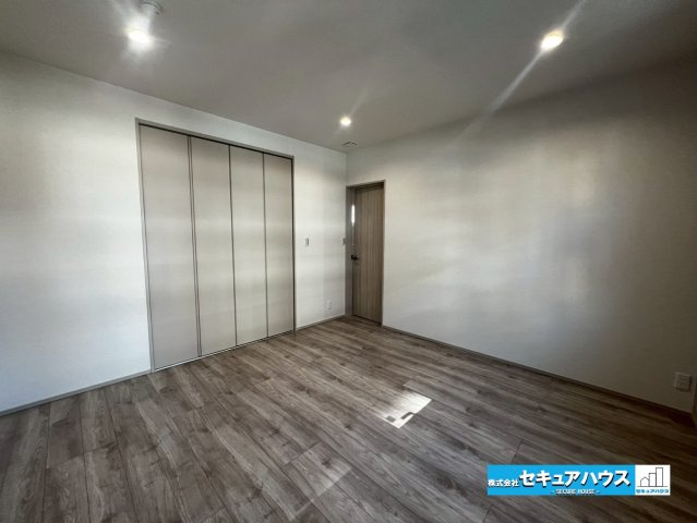 【今からご案内♪】東海市大田町天尾崎　全4棟の洋室|【洋室】
◆広々とした居住空間は日々の暮らしを彩り、心のやすらぎと満足感を与えてくれます。通風と採光を考慮した設計は子供たちはのびのび育ち、家族でくつろぎと団らんを生み出します。