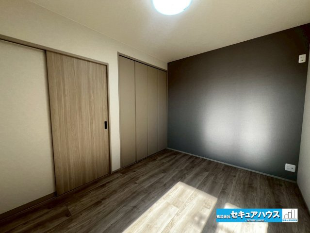 【今からご案内♪】東海市大田町天尾崎　全4棟の洋室|【洋室】
◆家族一人ひとりの大切なプライベート空間。趣味に合わせて使って頂けるようシンプルに仕上げてあります。暮らし心地を大きく左右する収納を、適材適所に配置し使い勝手を考慮しました。　