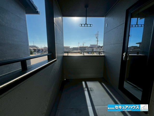 【今からご案内♪】東海市大田町天尾崎　全4棟のバルコニー|【バルコニー】
◆見晴らしもよく、太陽の温かな温もりをめいっぱい受け止めてくれます。
太陽の光と爽やかな風を受けたお洗濯物はあっという間に乾き、取りこむ時には太陽の匂いを感じられそうですね。　