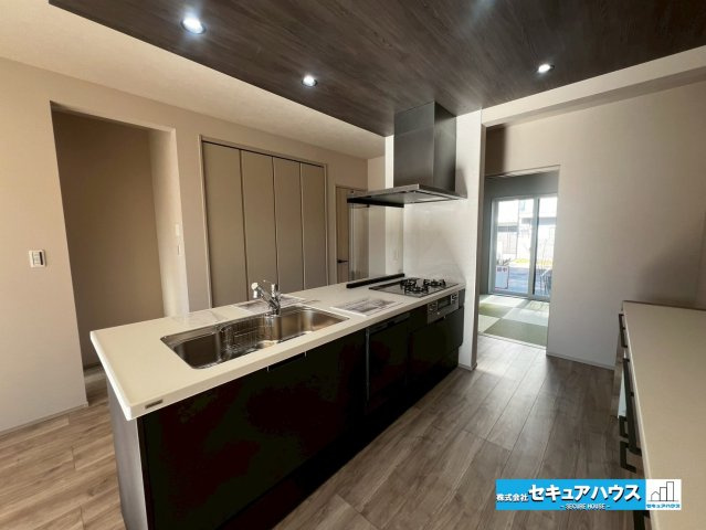 【今からご案内♪】東海市大田町天尾崎　全4棟の居間・リビング|【LDK】
◆家族揃ってリビングで過ごすお休みの日が、楽しみになる場所となることでしょう。
対面式のオープンキッチンは、家事をしながら家族の様子が一目でわかる安心＆便利設備♪