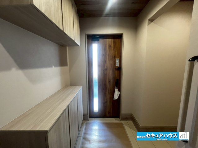 【今からご案内♪】東海市大田町天尾崎　全4棟の玄関|【玄関】
◆玄関には、収納力のあるシューズボックスがございます。玄関まわりがすっきり片付きます。　
◆鏡付きのためお家を出る前に身だしなみをチェックしてからお出かけできます。