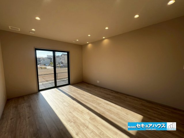 【今からご案内♪】東海市大田町天尾崎　全4棟の居間・リビング|【リビング】
◆大きな窓から採光を沢山取り入れ陽当たり良好なリビングです♪