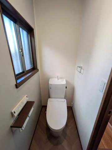 岡山市南区福田リノベーション済み 中古住宅のトイレ|◆1階トイレの様子です。2階にもトイレがあり忙しい朝にも安心です。