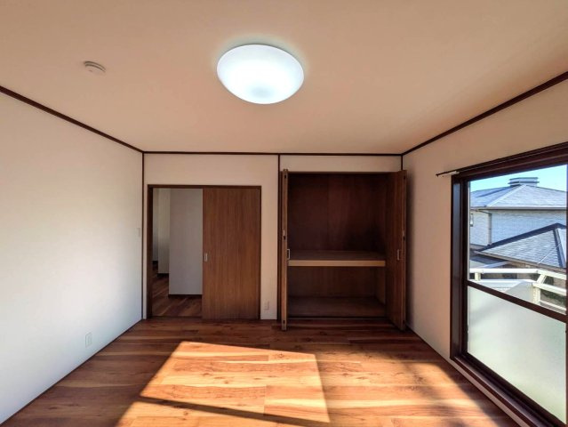 岡山市南区福田リノベーション済み 中古住宅の洋室|◆2階南西洋室8.0畳の様子です。バルコニーがあり日当たり良好です。