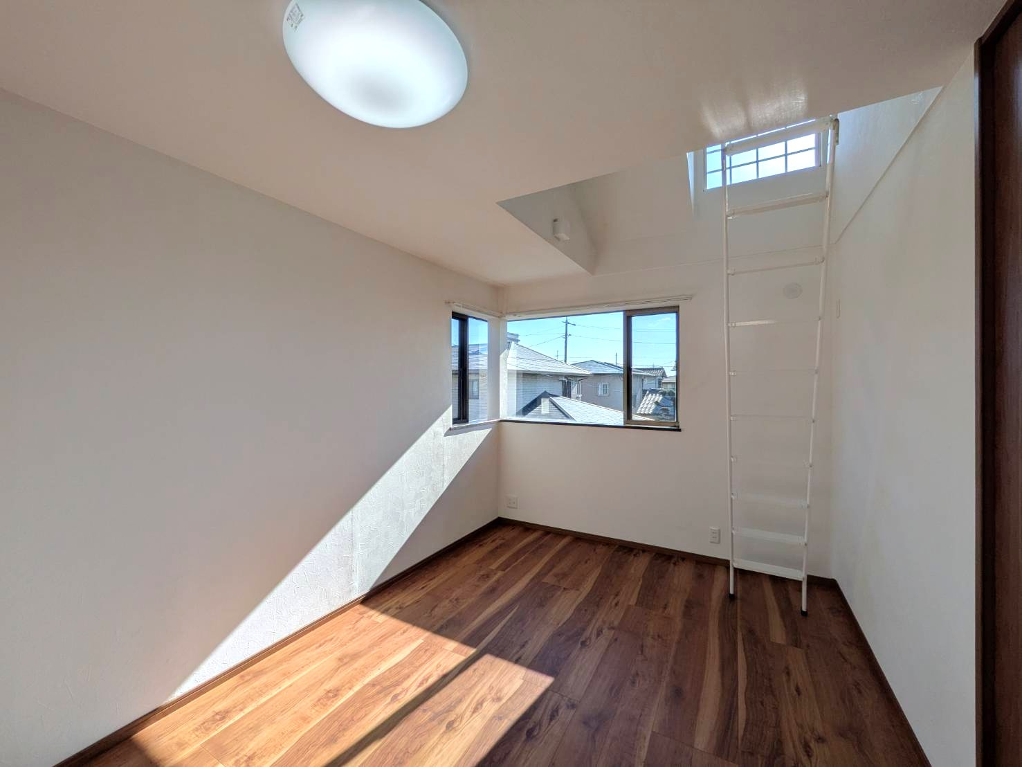 岡山市南区福田リノベーション済み 中古住宅の洋室|◆2階南東洋室6.0畳の様子です。ロフト付きです。