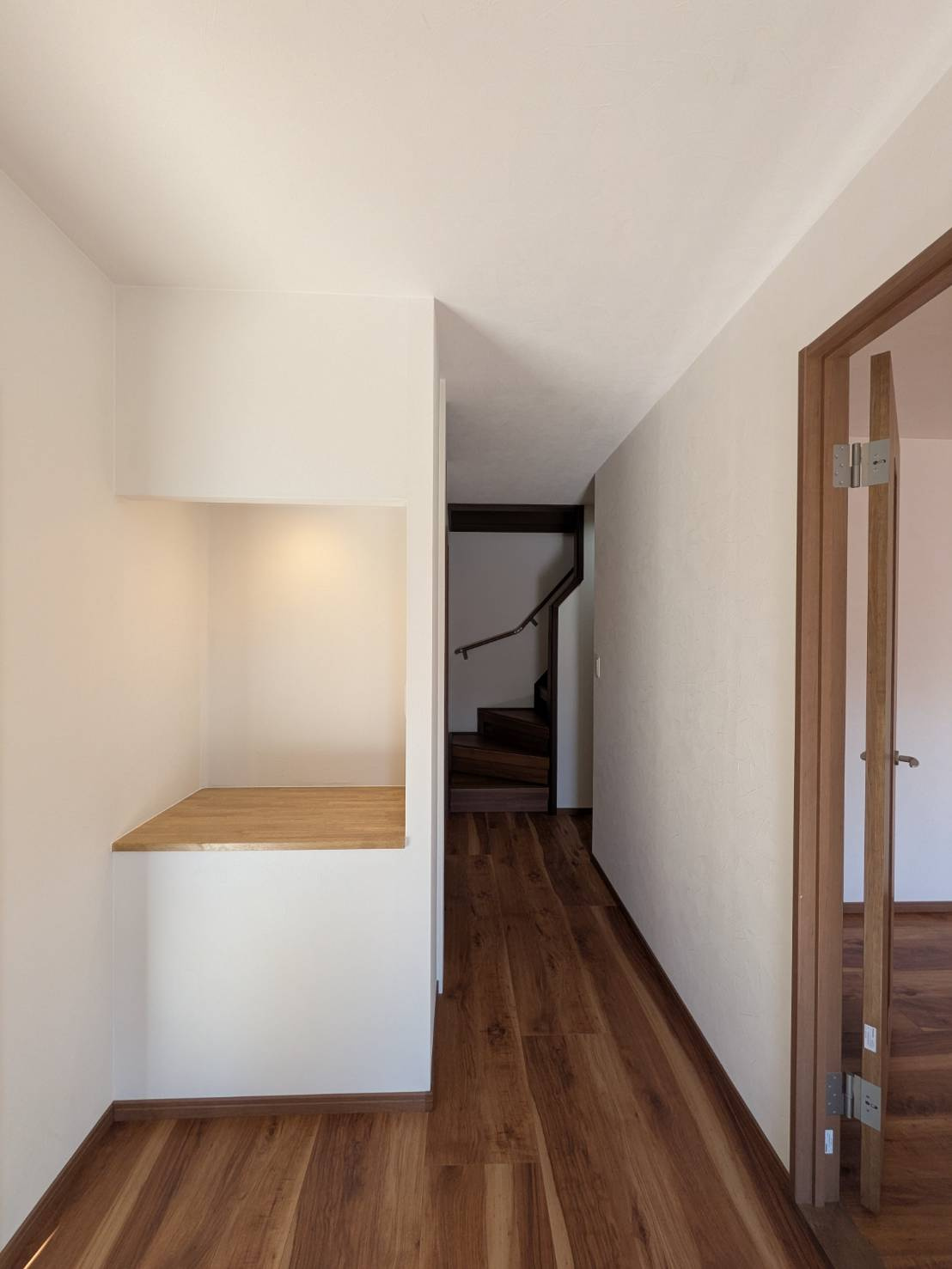 岡山市南区福田リノベーション済み 中古住宅のその他|◆1階ホールの様子です。飾り棚もございます。