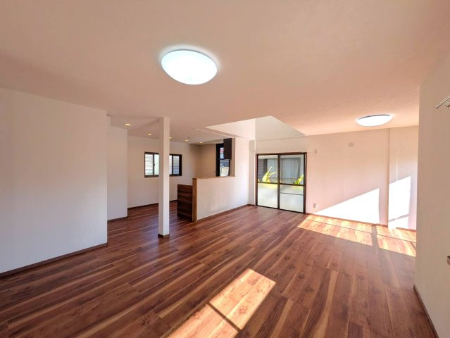 岡山市南区福田リノベーション済み 中古住宅の居間・リビング|◆LDKは圧巻の広さ！23.0畳ありご家族でゆったり過ごせます。