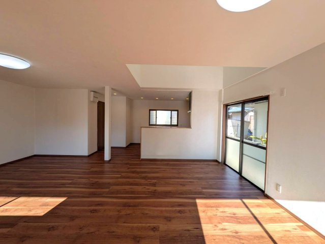 岡山市南区福田リノベーション済み 中古住宅の居間・リビング|◆別角度からのLDKの様子です。